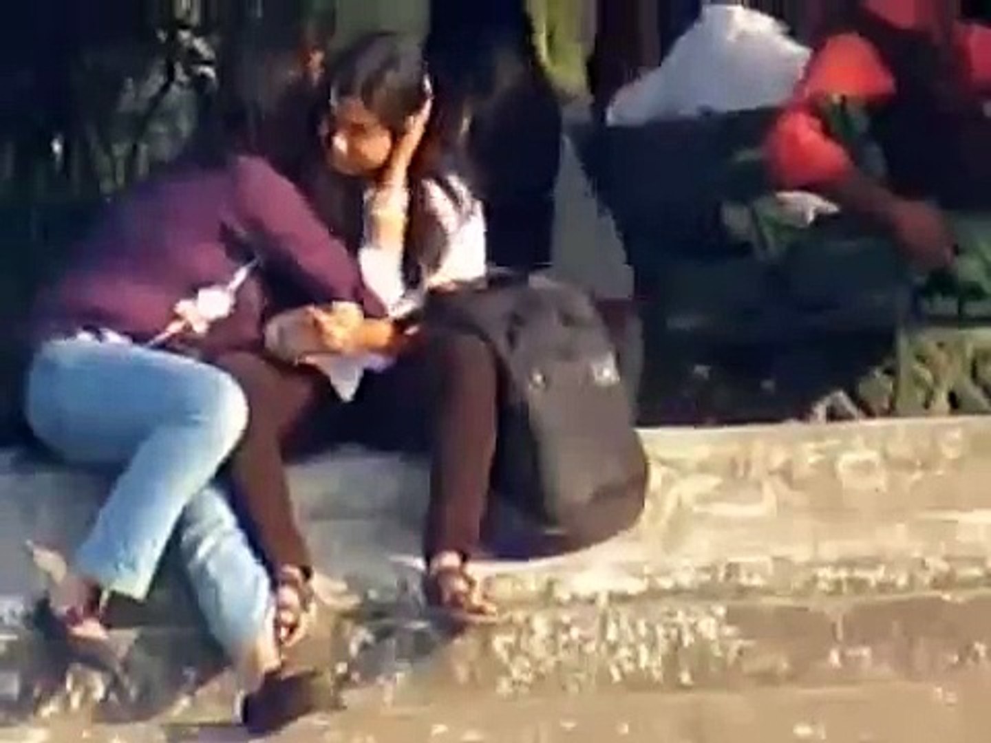 MUMBAI LESBIAN GIRLS ARE KISSING IN PUBLIC PLACE - video Dailymotion