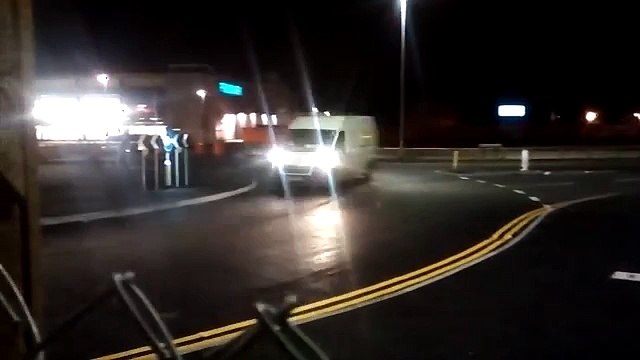 Carrinha de entregas apanhada a fazer drift numa rotunda