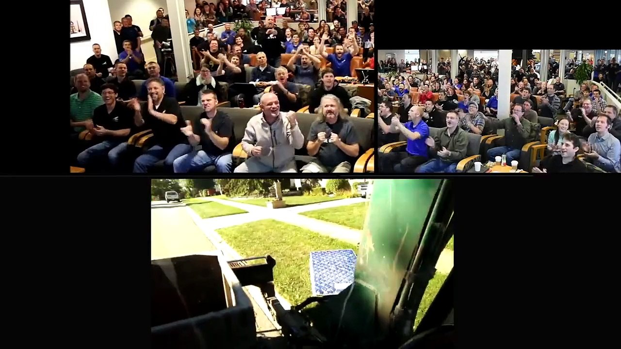 400 scientifiques fêtent l'atterrissage... d'un matelas dans une benne à ordure. Parodie hilarante