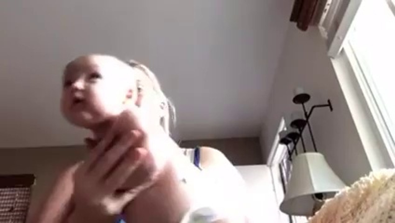 Une maman essaie la technique "the hold" pour calmer son bébé en pleurs et ça marche