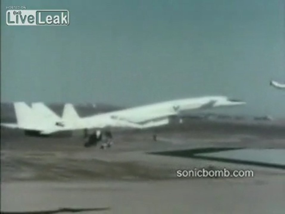 Mach 3.0 - The XB-70 Valkyrie`s Maiden Flight