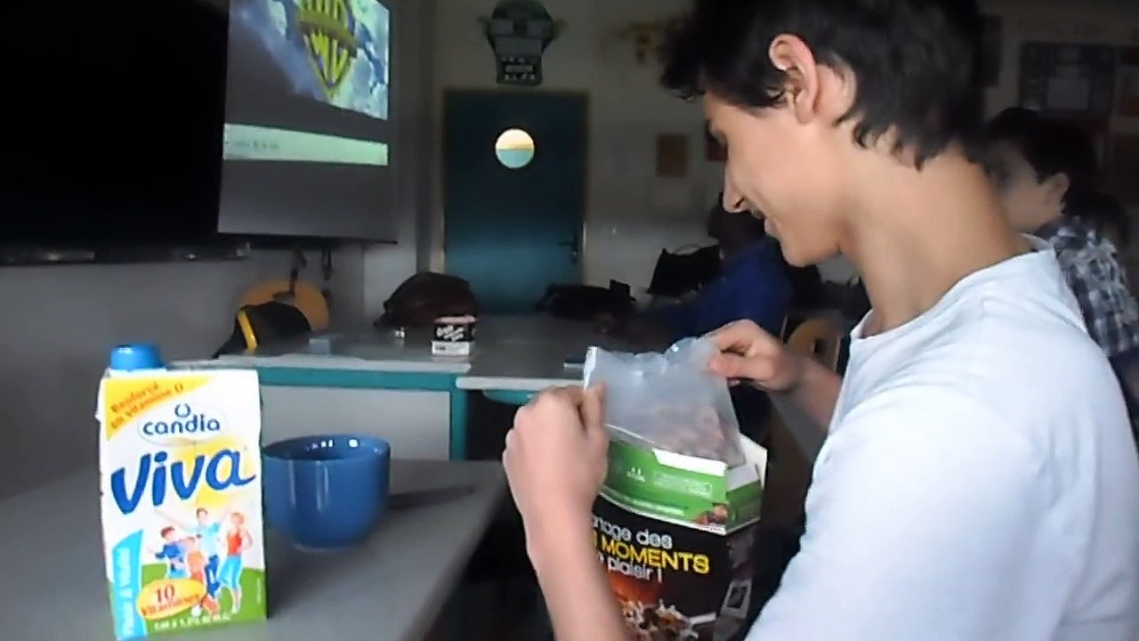 Un lycéen prend son petit déjeuner en cours, le prof dit rien.