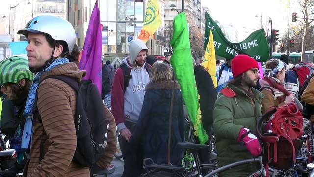 COP21 : à Paris, des centaines de cyclistes se réapproprient la route