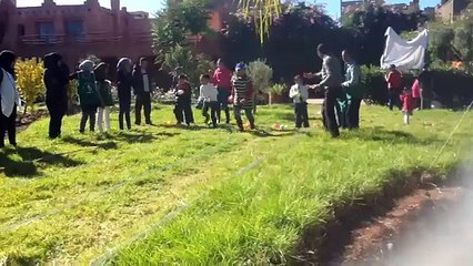 Jeu de course à pied des enfants  de l'association Aadh Ljadid accueillis par ceux de l'association Ourika Tadamoune