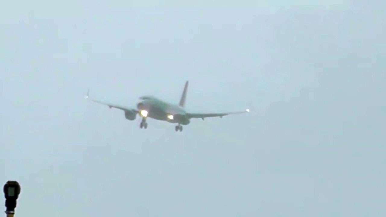 Самолет почти завис в воздухе из за сильного ветра и пошел на второй круг, не су