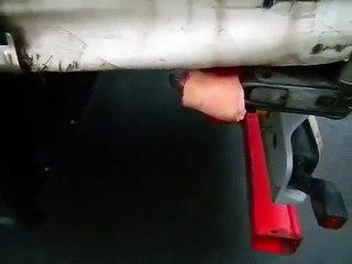 Un routier accroche du porc sur son camion contre les migrants