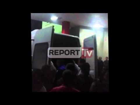 Report TV - Aksidenti në Bovillë, të plagosurit mbërrijnë në Spitalin Ushtarak