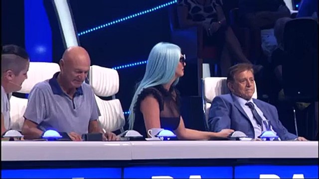 Jelena Karleusa peva narodnu pesmu Vidovdan