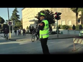 Report TV - Policia bllokon kryqëzimin te kryeministria, nuk jep arësye