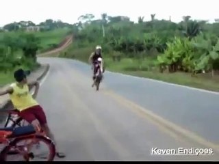 Comédia feil em uma moto