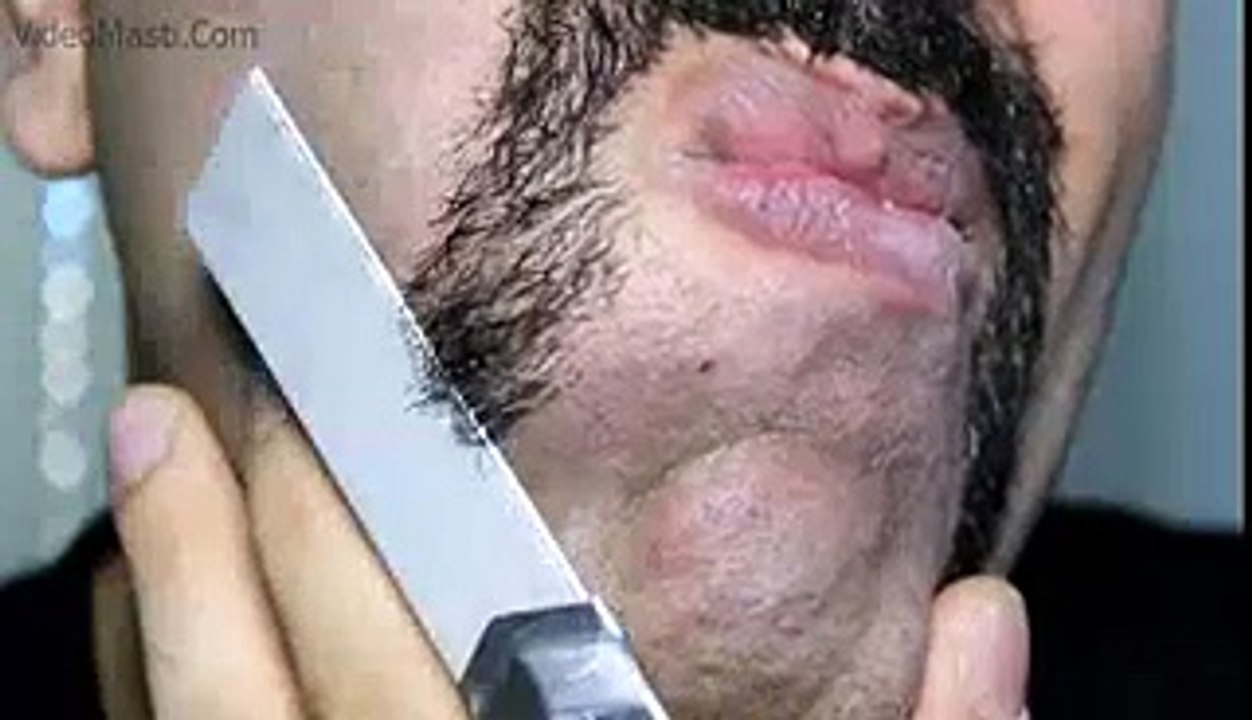 اس آدمی کے بال صاف کرنے کے طریقے دیکھیں