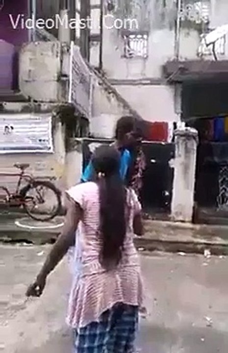 اس آدمی نے پٹاخے منہ میں رکھ کر پھوڑے