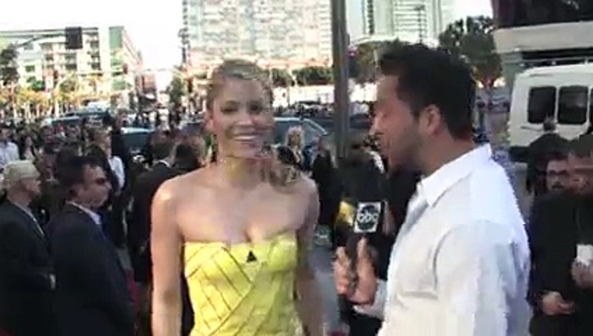 ⁣Shakira - 2016  Red Carpet Interview (American Music Awards) - YouTube