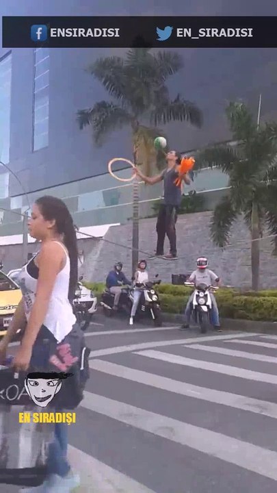 Trafik Işıklarında Akrobatik Hareketler Yapan Adam