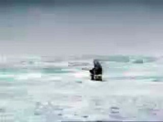 l'homme qui se croit grand en pêchant le petit poisson ne se doute pas qu'il y a des grands qui peuvent le manger!