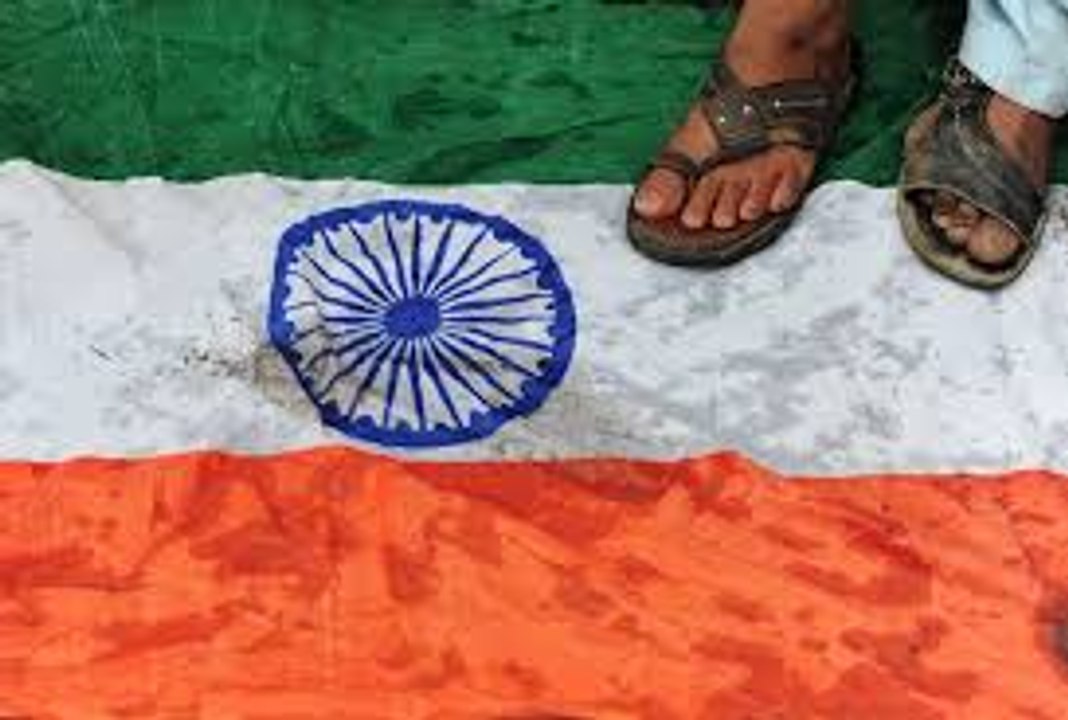 Bara Dushman bana phirta hy jo kabutar sy darta hy  INDIA :-(