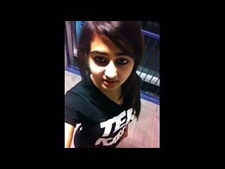 Cute Girl Singing Very Beautifully - Watch Video!