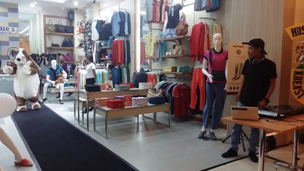 Peragaan Busana Koleksi Terbaru Hush Puppies