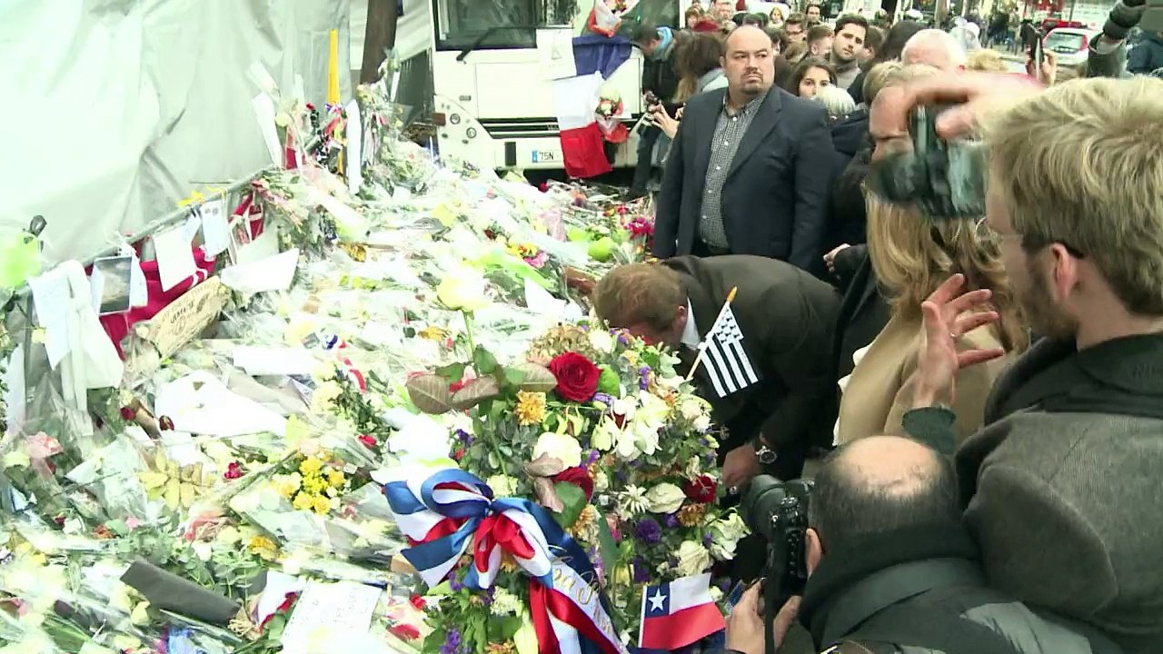Schwarzenegger visita casa de shows Bataclan em...