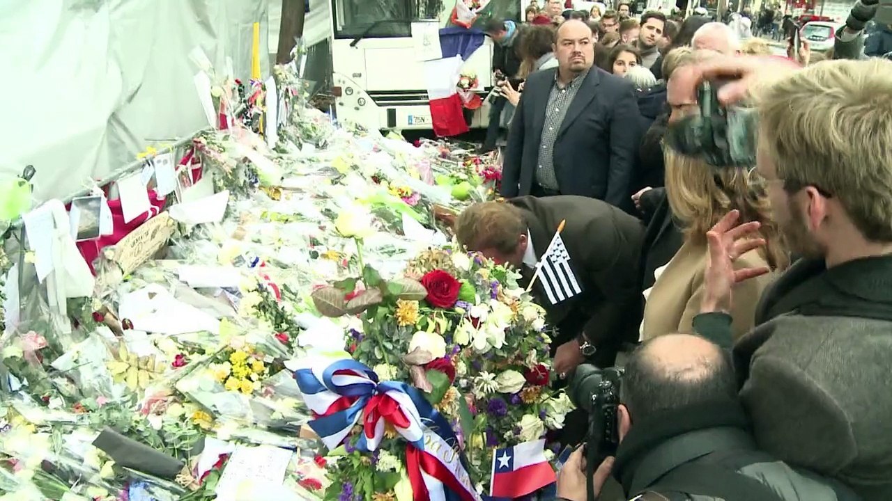 Schwarzenegger ehrt Anschlagsopfer in Paris