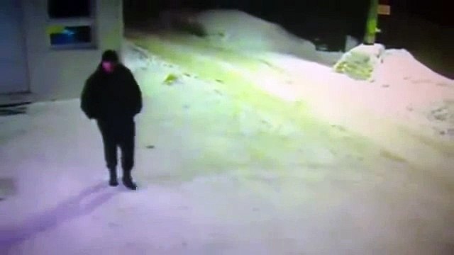 Эй, мужик, ты не видел куда мои друзья побежали