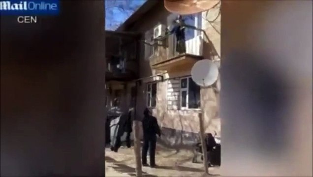 Choquant, cette maman lance son bébé à son mari par la fenêtre du premier étage...