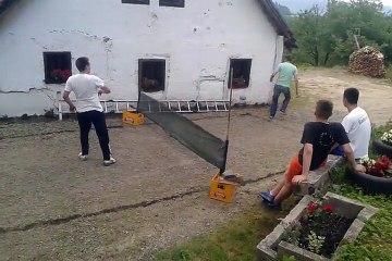 Dečko je malo lud, malo lud