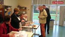 Régionales. Le maire de Vannes fait le tour des bureaux de vote