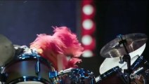 DRUM OFF - Foo Fighters' Dave Grohl vs The Muppets' Animal