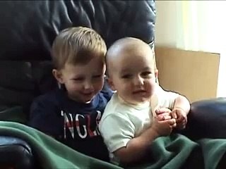 Charlie Bit My Finger - Again !!! GONE VIRAL