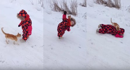Fail, un chat saute sur un enfant et le fait tomber à la renverse