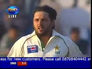 Shahid Afridi Opening the bowling-BOWLING FAST.