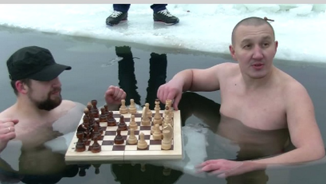 Des amateurs de sensations fortes font une partie d’échec dans un lac gelé