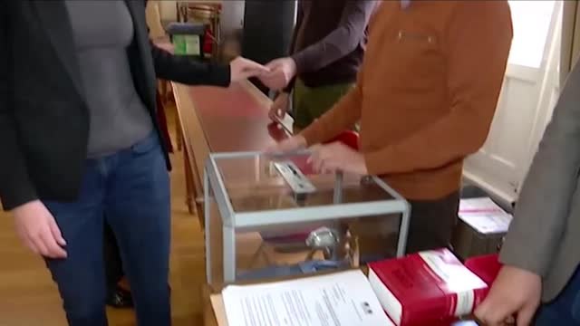 Régionales : la tête de liste frontiste en PACA, Marion Maréchal-Le Pen a voté à Carpentras