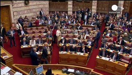 Tsipras consigue la aprobación de su presupuesto de recortes para 2016 por la mínima