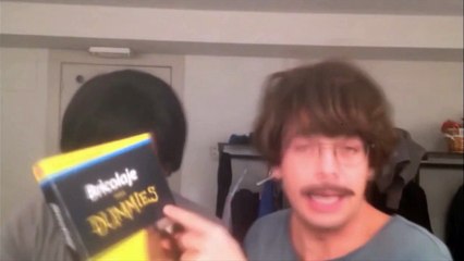 Auronplay y wismichu tiran regalos de sus fans a la basura