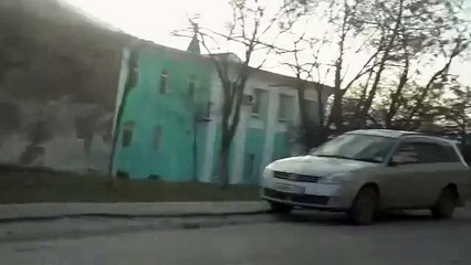 Ураганный ветер выкинул пешеходов на дорогу