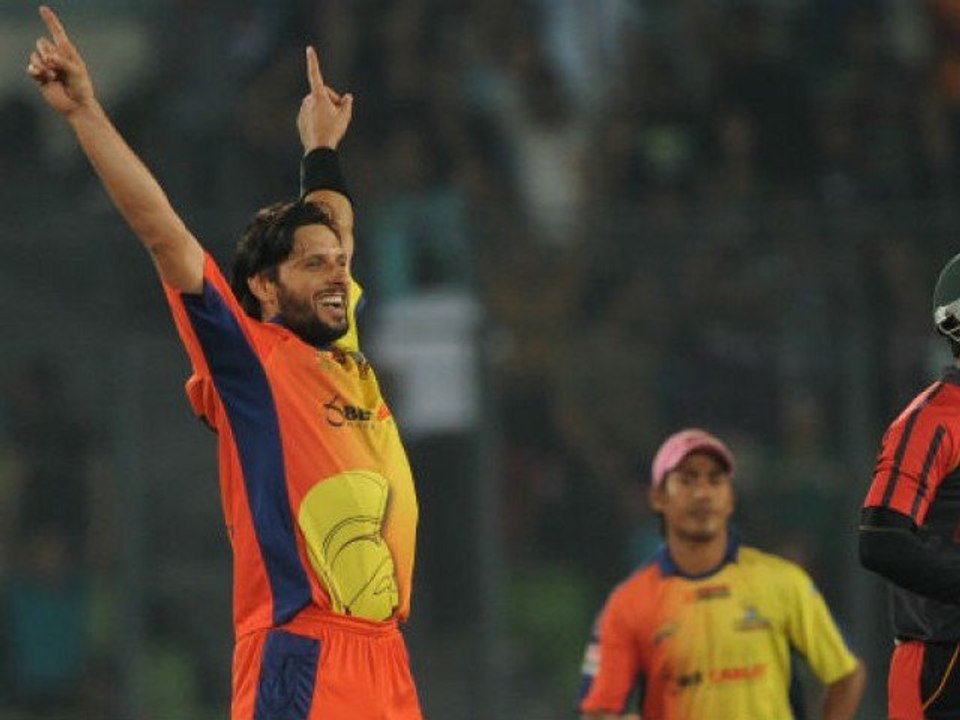 Shahid Afridi Brilliant Performance In Bpl .4 Overs 5 Runs 2 Wickets video