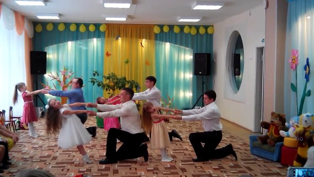 Весь зал, плакал!