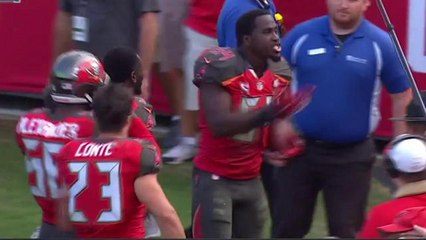 Buccaneers Lavonte David intercepts Matt Ryan to seal the victory