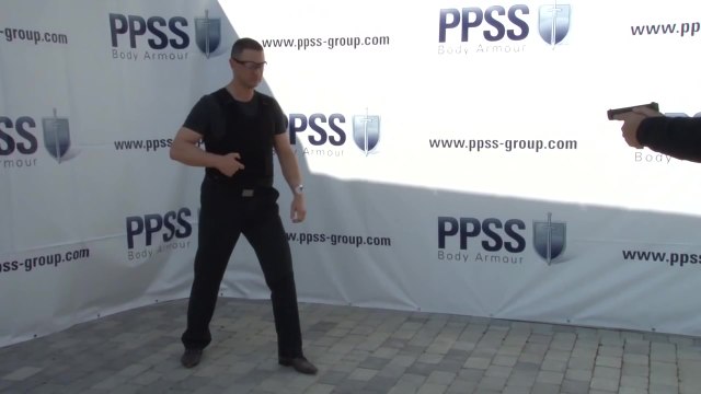 Un PDG se fait tirer dessus pour tester son gilet pare-balles