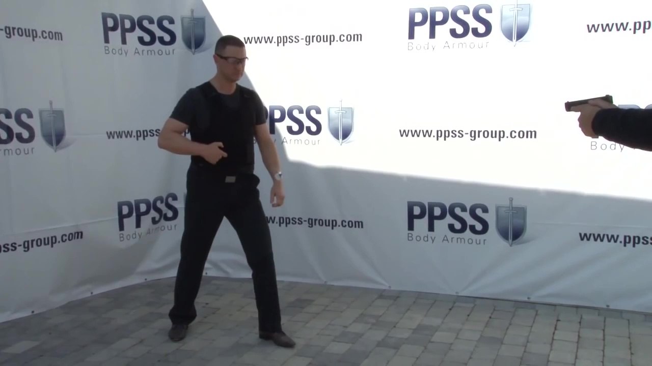 Un PDG se fait tirer dessus pour tester son gilet pare-balles