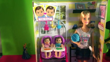 Barbie Twin Babysitter Unboxing and fun feeding and bathing twin babies