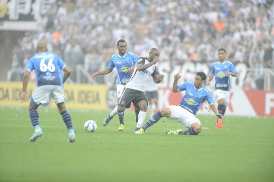 Love marca, Timão arranca empate na Arena e rebaixa Avaí