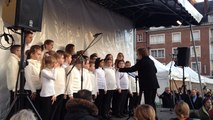 Chorale d'enfants au marché de Lisieux