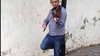 شاب تونسي موهوب على الكمنجة بسيدي بوسعيد