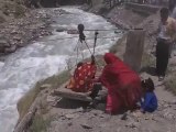 پاکستان کے علاقے کشمیر میں پل نہ ہونے کے باعث لوگ خطرناک طریقے سے دریا کراس کرتے ہیں