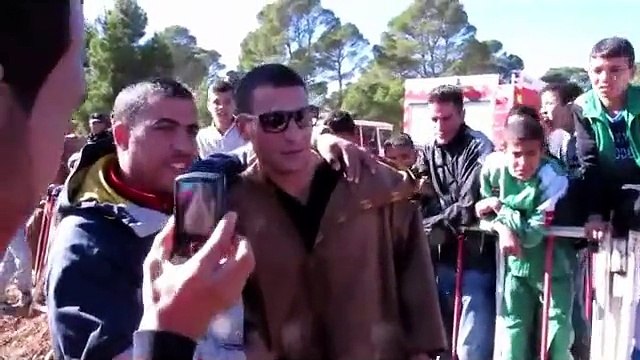 Taoufik Makhloufi encourage les jeunes au cross national de Djelfa