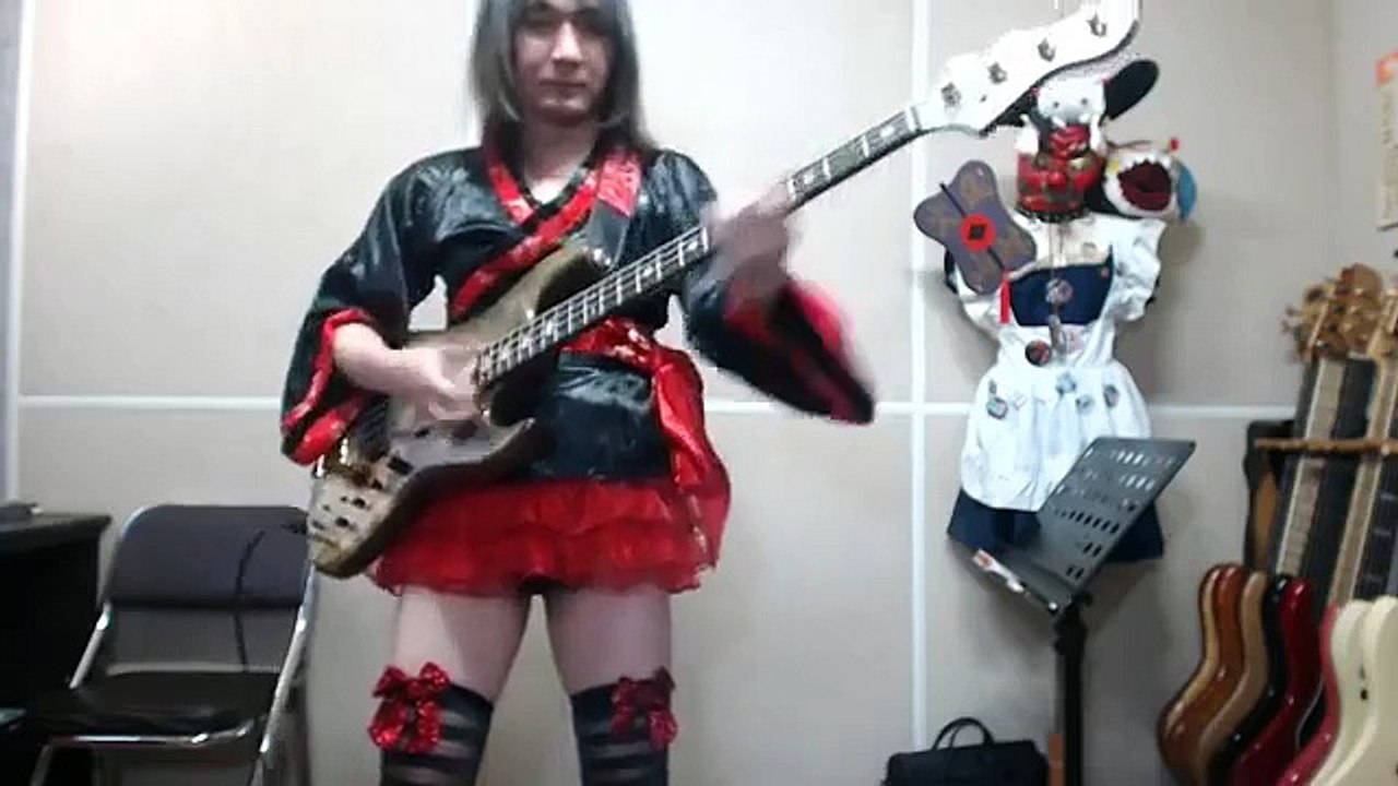 下ネタという概念が存在しない退屈な世界のEDのベースを弾いてみ�