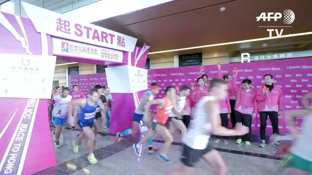 Course verticale dans le plus haut gratte-ciel de Hong Kong